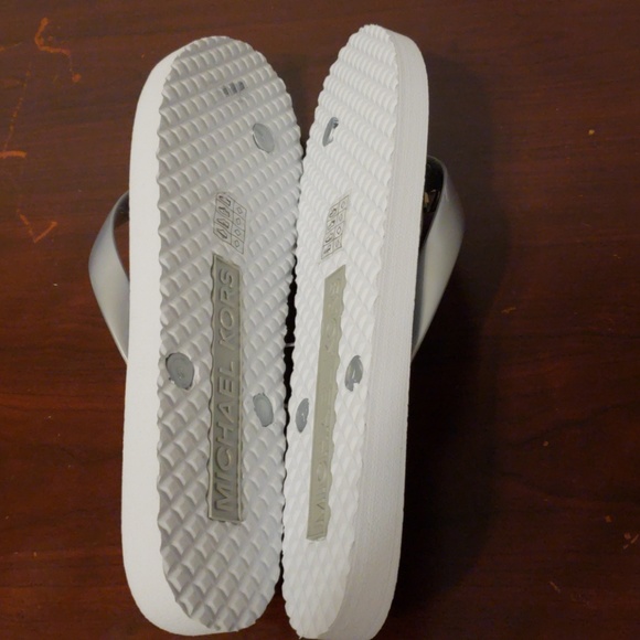 🎁SOLD OUT💟 NWOT MICHAEL KORS FLIP FLOPS - Picture 7 of 8